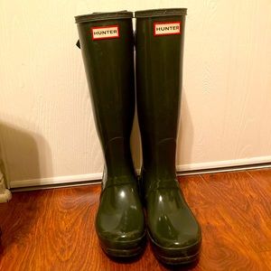 Hunter green glossy rain boots. Barely worn in very good condition.